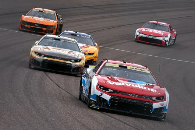 Kyle Larson Stumbles at Phoenix as NASCAR Title Fight
