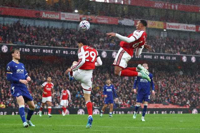 Arsenal Move Level With Manchester City After Routine Win Against Everton